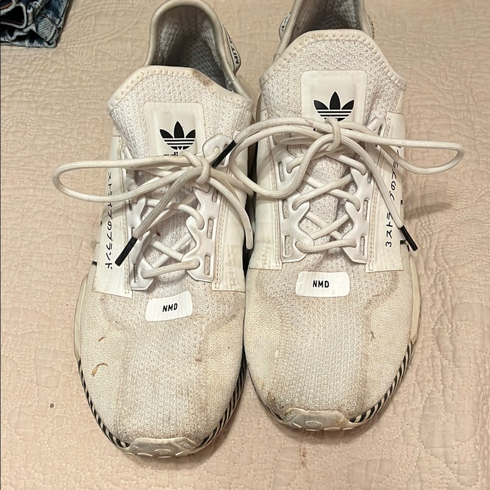 adidas White Athletic Shoes with Textured Fabric Upper and Low-Profile Design